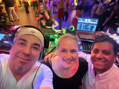 DJ Vlady mit Gästen am Pult